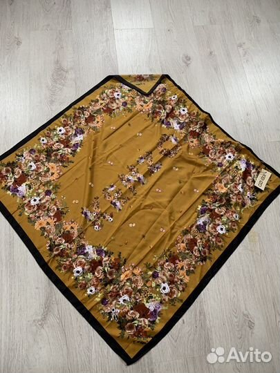 Шелковый платок новый