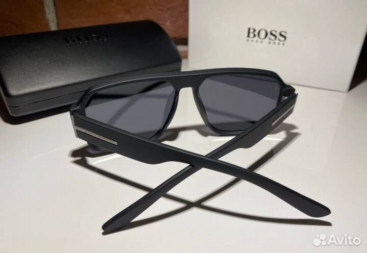 Солнцезащитные очки Hugo Boss с полароидом