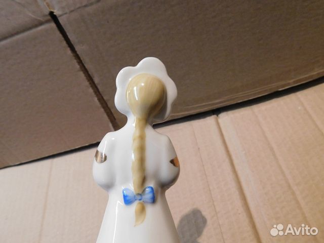 Антикварная,красивая статуэтка девушка-Катюша с го