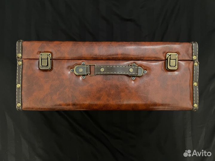 Два чемодана декоративных