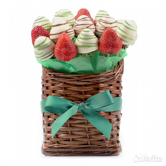 Корзина свежей клубники в шоколаде с декором