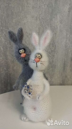 Вязанные зайцы-2шт.(серый и белый)