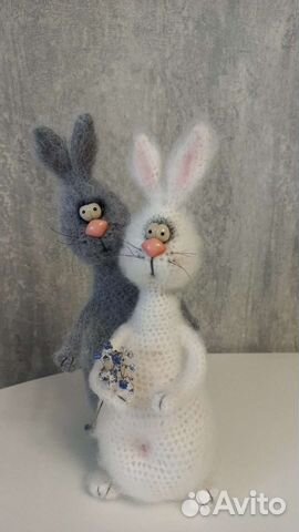 Вязанные зайцы-2шт.(серый и белый)