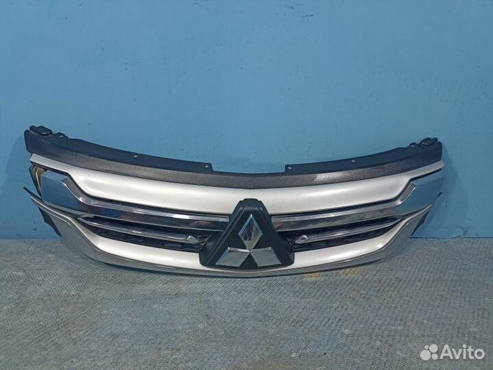 Решетка радиатора Mitsubishi Pajero Sport 3