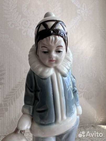 Фарфоровая статуэтка. Девочка с медведем