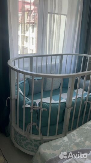 Детская кроватка с маятником