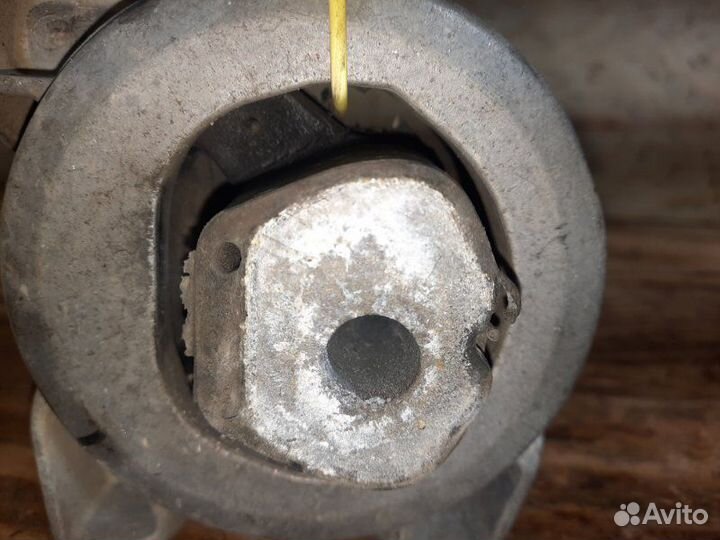 Подушка двигателя задняя левая Mercedes-Benz