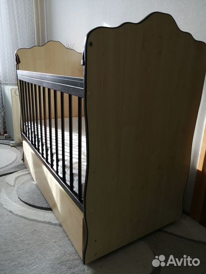 Детская кроватка с маятником