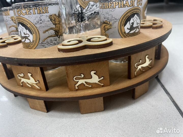 Графин с рюмками на подставке