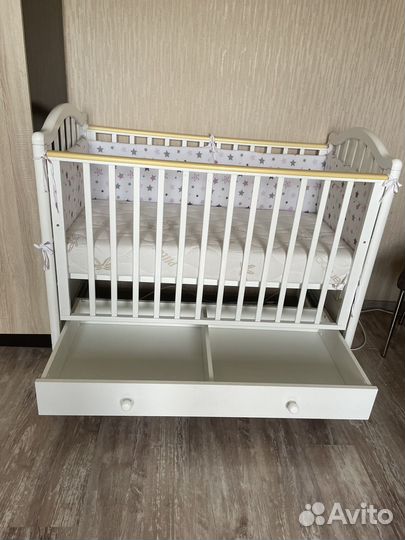 Детская кроватка с матрасом