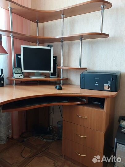 Продам компьютерный стол с тумбой