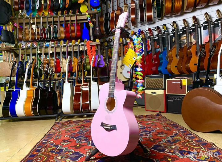 Гитара розового цвета