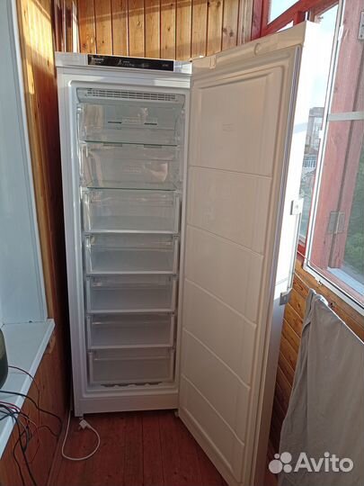Морозильный шкаф