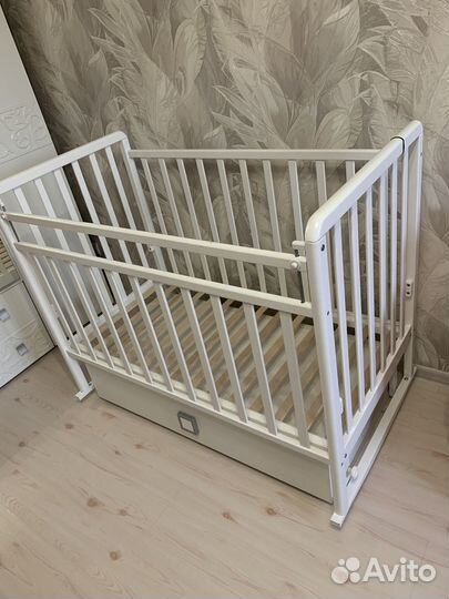 Детская кроватка с маятником