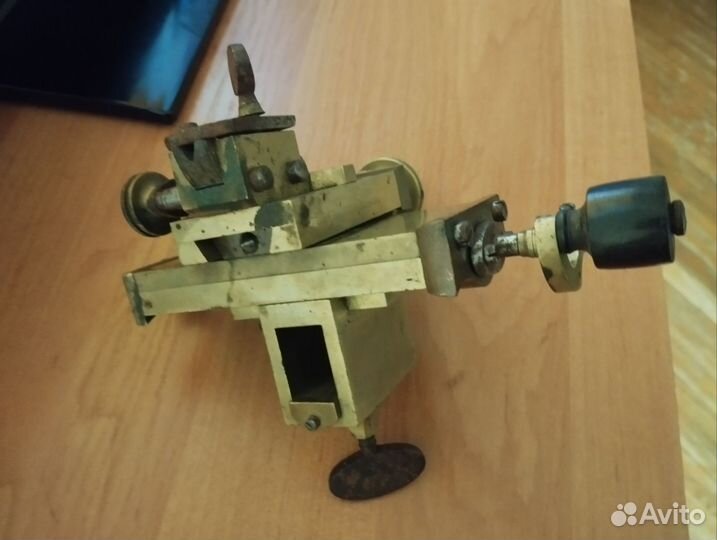 Суппорт часового токарного станка