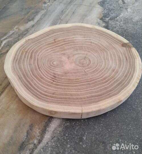 Сервировочная доска из спила дерева