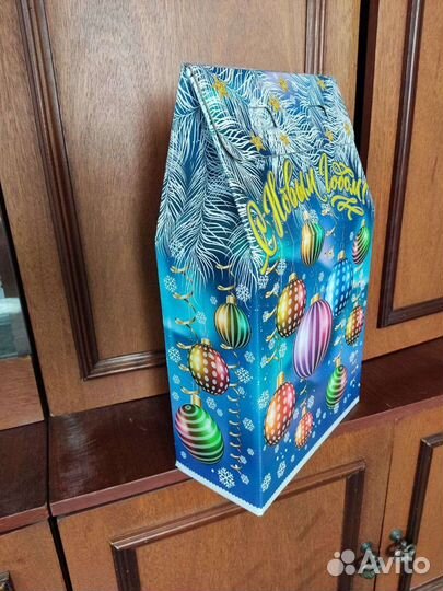 Коробка подарочная новогодняя