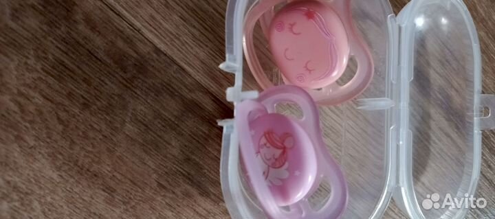 Горшок, пустышка, слюнявчик и тд