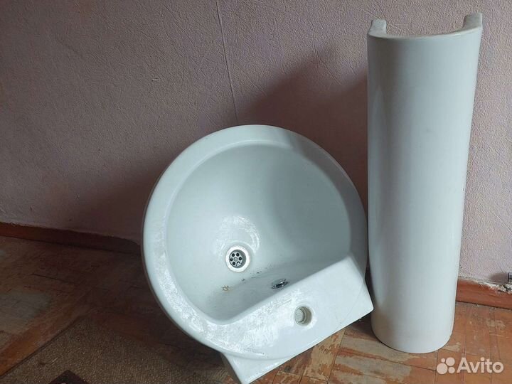 Раковина с ножкой