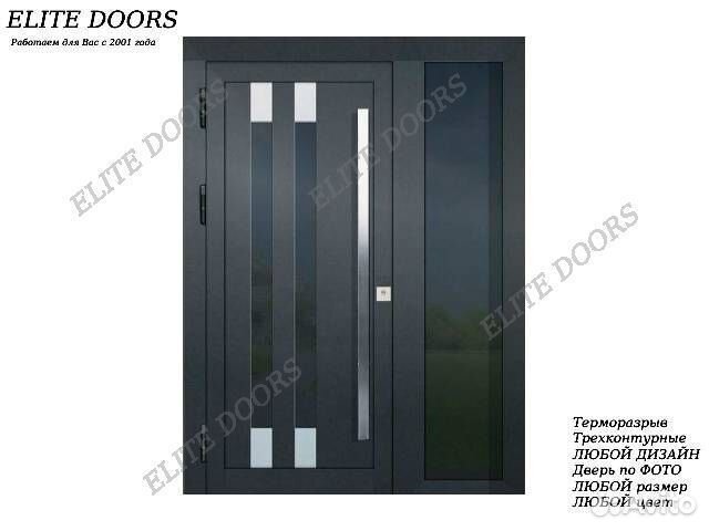 Широкая входная дверь с боковым стеклом в дом