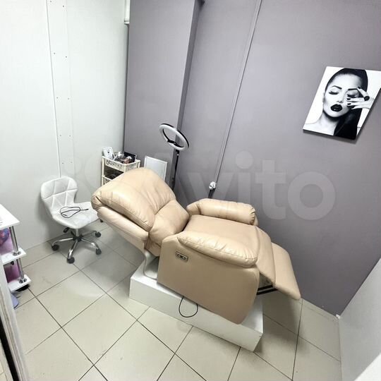 Помещение свободного назначения с готовым салоном