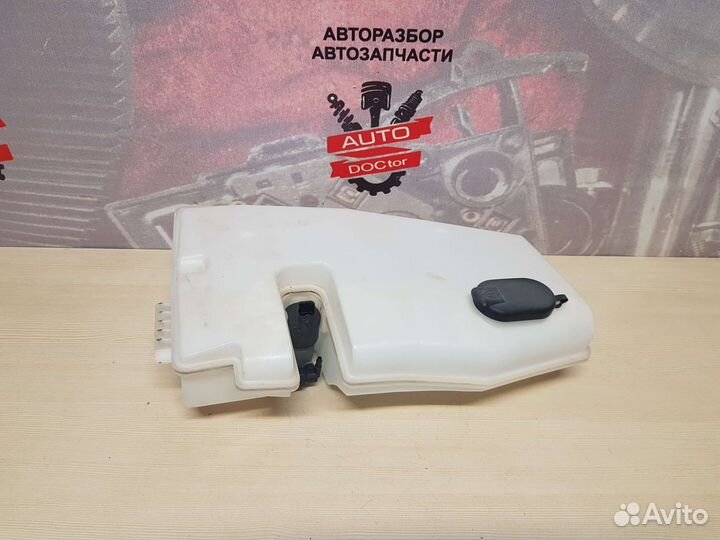 Бачок омывателя с насосом Renault Duster 1