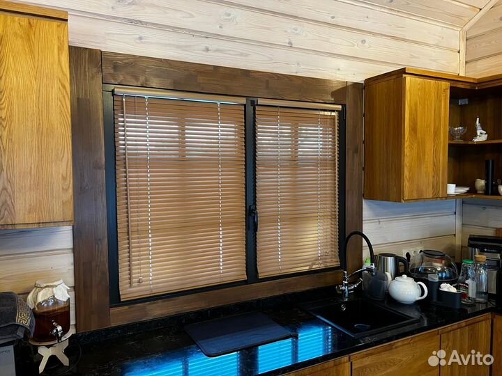 Горизонтальные деревянные жалюзи в дом