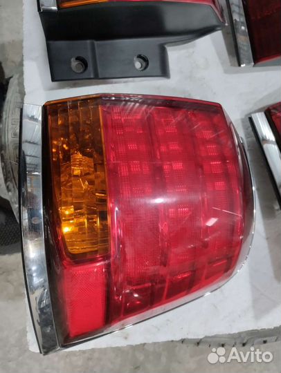 Задние фонари на LX570 оригинал 2011
