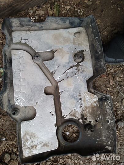 Крышка на двигатель