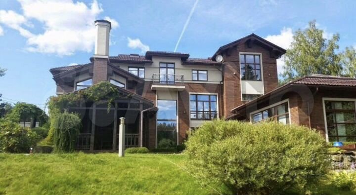 Дом 968 м² на участке 39 сот.