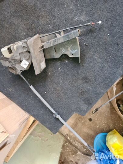 Замок боковой двери передний левый Ford Focus 3