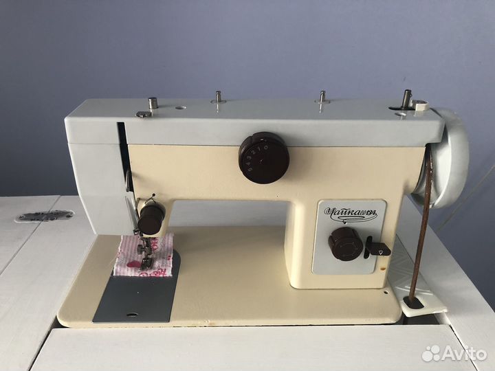 Швейная машинка ножная в тумбочке