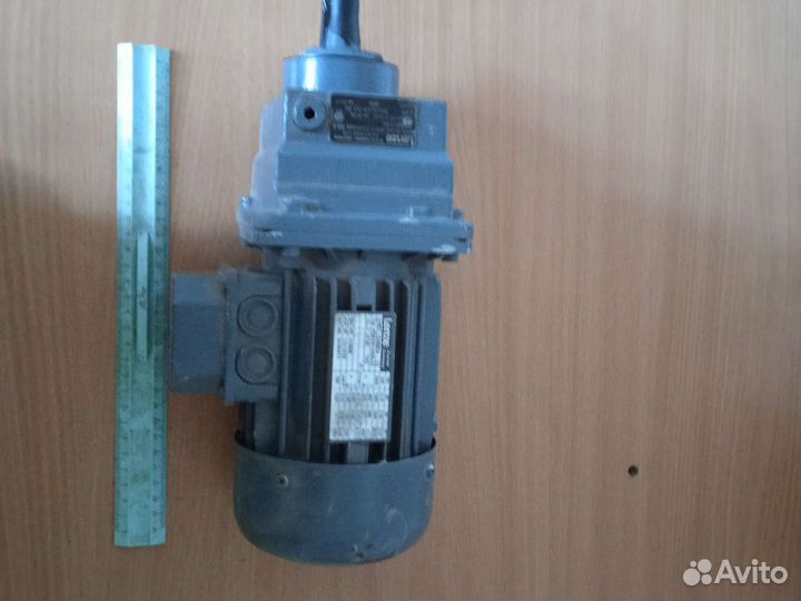 Электродвигатель с редуктором