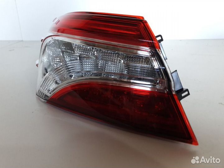Фонарь наружный задний левый Toyota Camry V70/V75