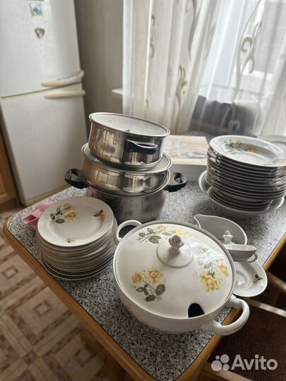 Тарелки и кастрюли