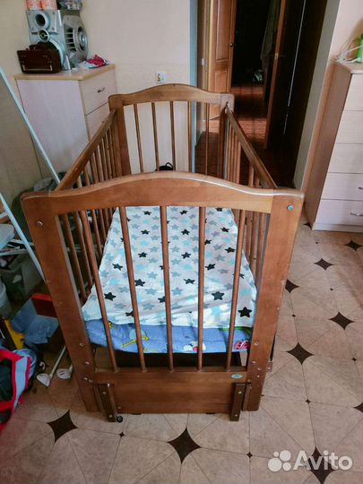 Детская кроватка с маятником и ящиком
