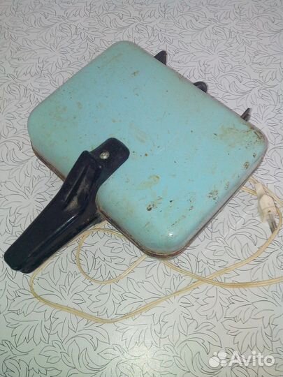 Электровафельница и весы настольные времен СССР