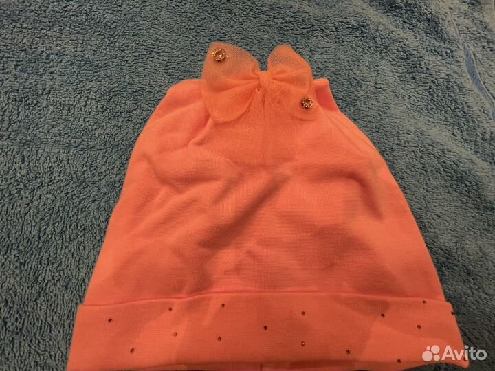 Шапочка коралловая с бантом на девочку 3-4 года