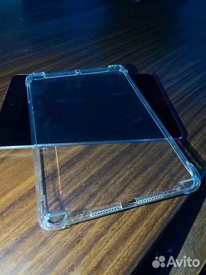 Планшет iPad мини 4