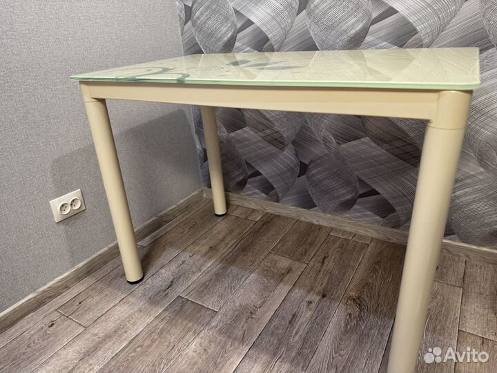 Кухонный стол и стулья