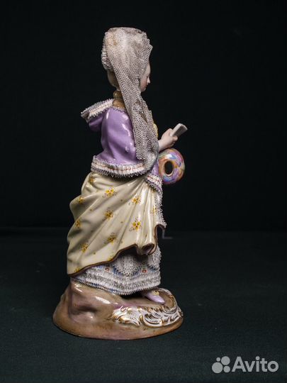 Мейсен. Статуэтка Девушка с муфтой, читающая книгу