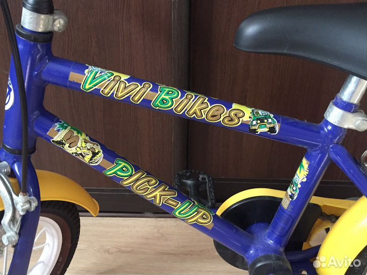 Детский велосипед с дополнительными колесами