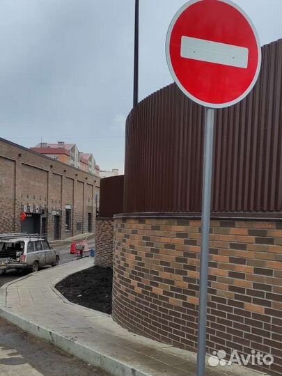 Дорожные знаки, сигнальные столбики