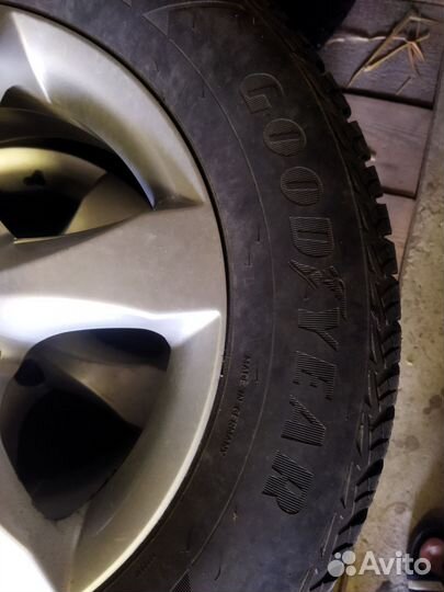 Goodyear UltraGrip Ice 2 215/65 R16 98T