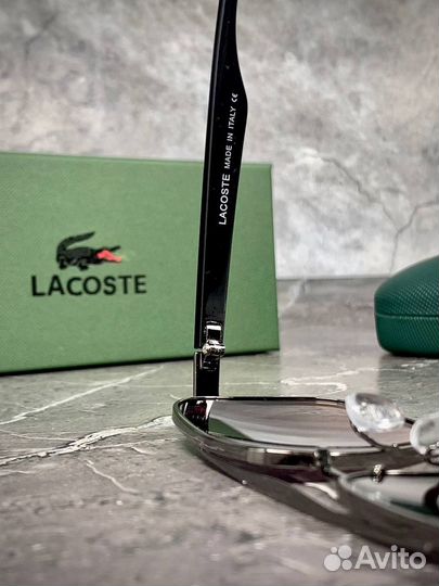 Солнцезащитные очки Lacoste классические