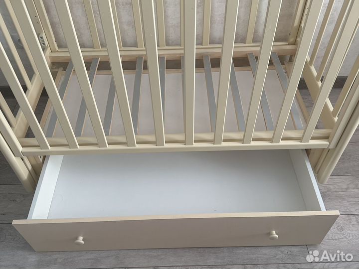 Детская кроватка с маятником