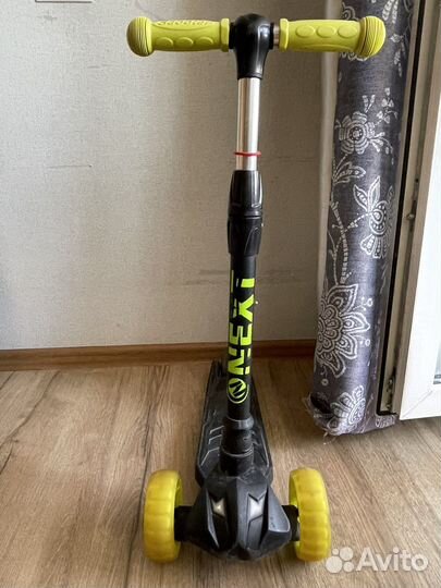 Самокат трехколесный