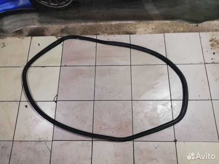 Уплотнитель багажника Mercedes W220