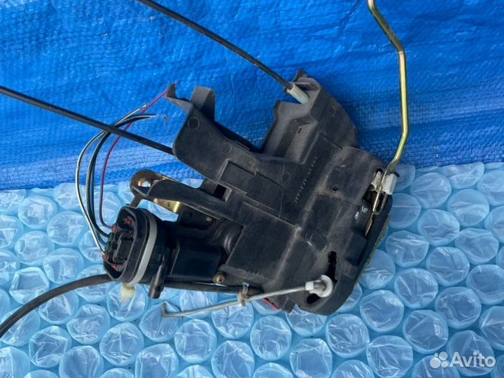 Замок двери передний левый Toyota Tundra XK30 3.4L