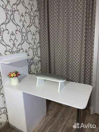 Маникюрный стол